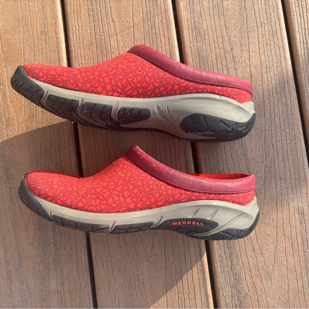 Women’s size 7.5 Merrill Encore Maze Clog slip-on shoe red/crimson
